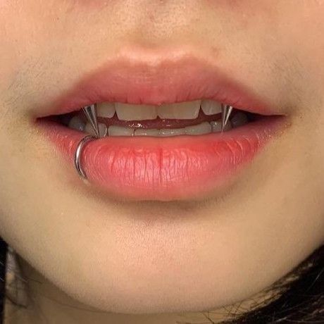 Piercing Side Labret : Le guide complet pour un style unique au coin de la lèvre