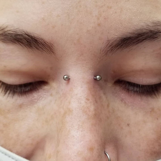 Piercing Bridge : Le Guide Complet du Piercing Entre les Deux Yeux