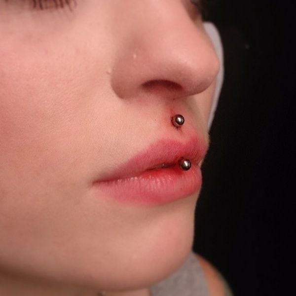 Jestrum : Le Piercing Vertical qui Sublime la Lèvre Supérieure