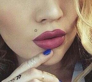 Piercing Monroe : L’Élégance Décalée sur la Lèvre Supérieure