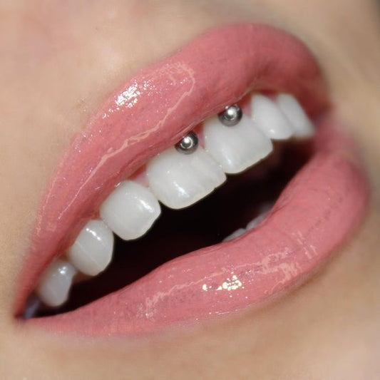 Le Piercing Smiley : Discrétion et Originalité sous la Lèvre Supérieure