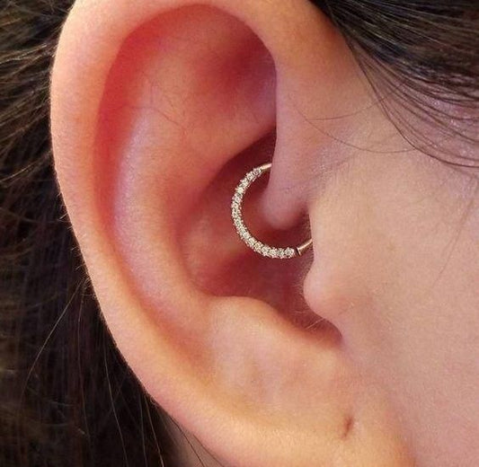 Piercing Daith : L'allié anti-migraine et l'élégance du cartilage intérieur