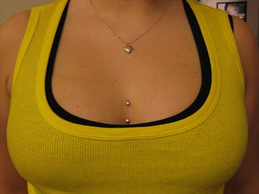 Sternum Piercing : Le Guide Complet pour un Bijou au Cœur de la Poitrine