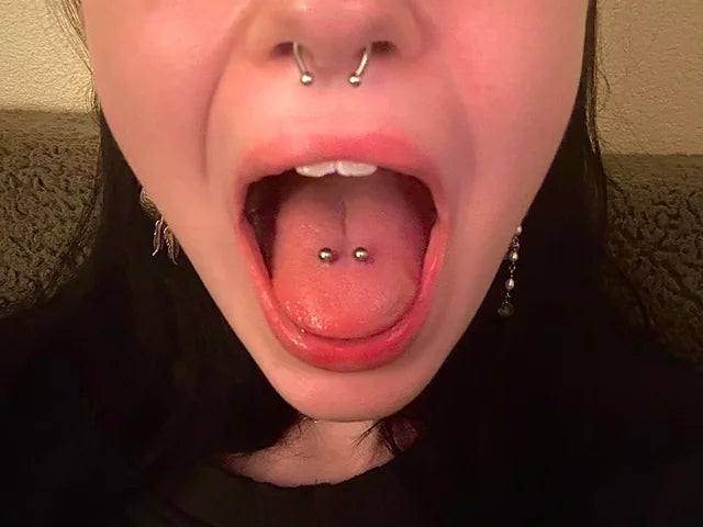 Le piercing Venom Bites (Langue) : Le Double Piercing Audacieux