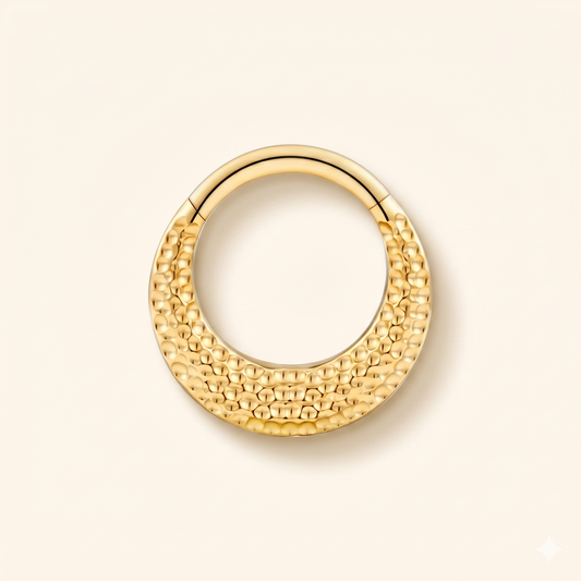 Pierścień zatrzaskowy z przegrodą z tytanu, teksturowany, młotkowany, ASTM F136 – Helix 16G