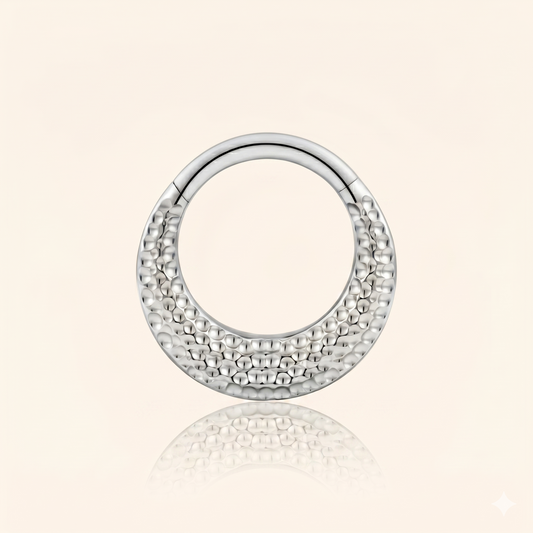 Pierścień zatrzaskowy z przegrodą z tytanu, teksturowany, młotkowany, ASTM F136 – Helix 16G